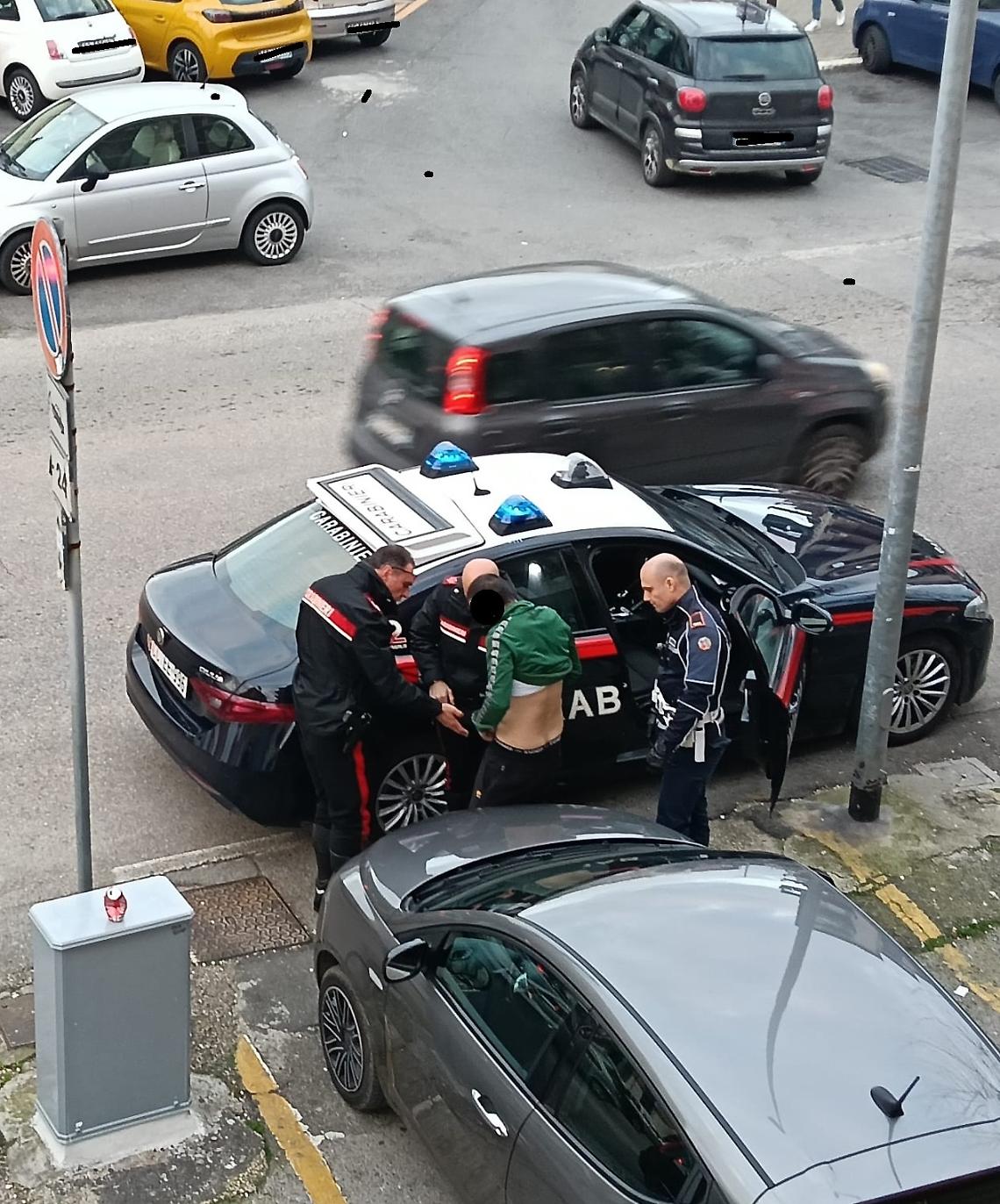 Sfonda la vetrina di un minimarket: preso dalla Polizia locale