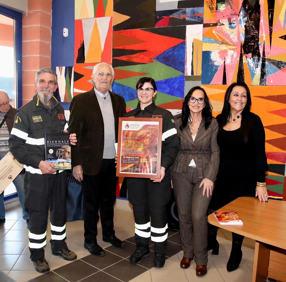 In tanti alla mostra in onore  dei vigili del fuoco