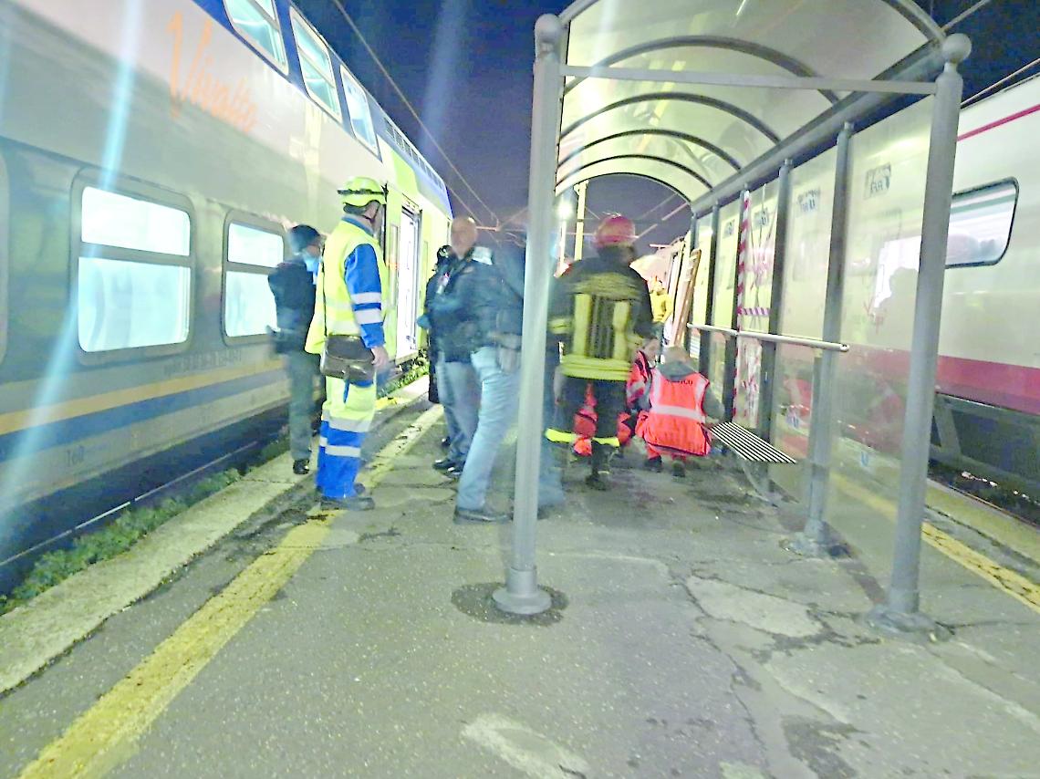 Mistero in stazione: 24enne travolto da un treno rischia l&rsquo;amputazione del braccio