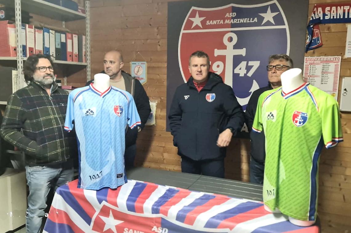 Santa Marinella, presentata la maglia commemorativa dei tifosi