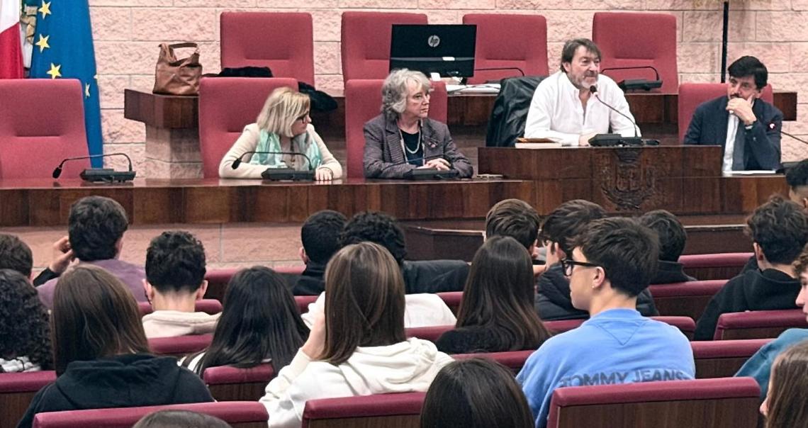 Navigare senza paura: gli studenti incontrano Sigfrido Ranucci  