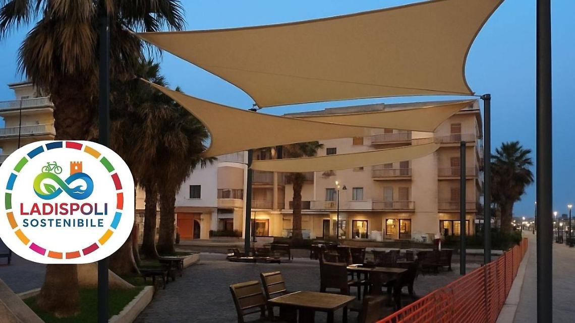 Dopo la rimozione della "Barca", la proposta: vele e coperture per ridare ombra a piazza dei Caduti