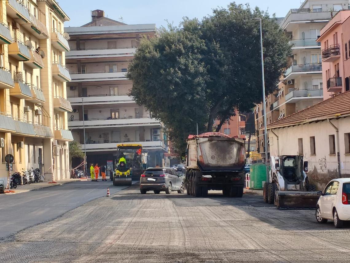 Via Betti, il cantiere accende i malumori: quartiere in difficolt&agrave;
