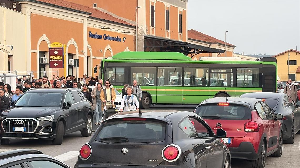 Restyling che non parte, disagi che aumentano: la stazione nel &ldquo;limbo&rdquo; del cantiere