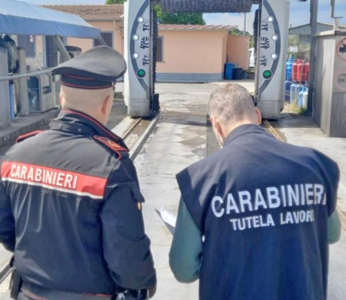Autolavaggio sporco e pericoloso: multato il titolare