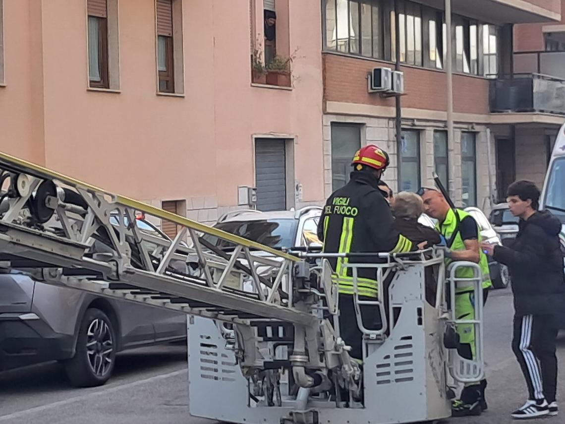 Rogo in via Bramante, un morto carbonizzato: salvati mamma e bimbo tra il fumo