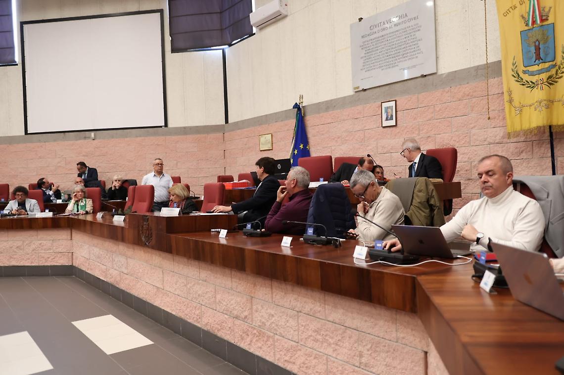 Consiglio comunale in fiamme per il biodigestore: seduta sospesa e accuse di censura