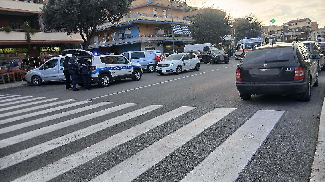 Ladispoli, perde il controllo dell'auto e finisce contro altre due auto