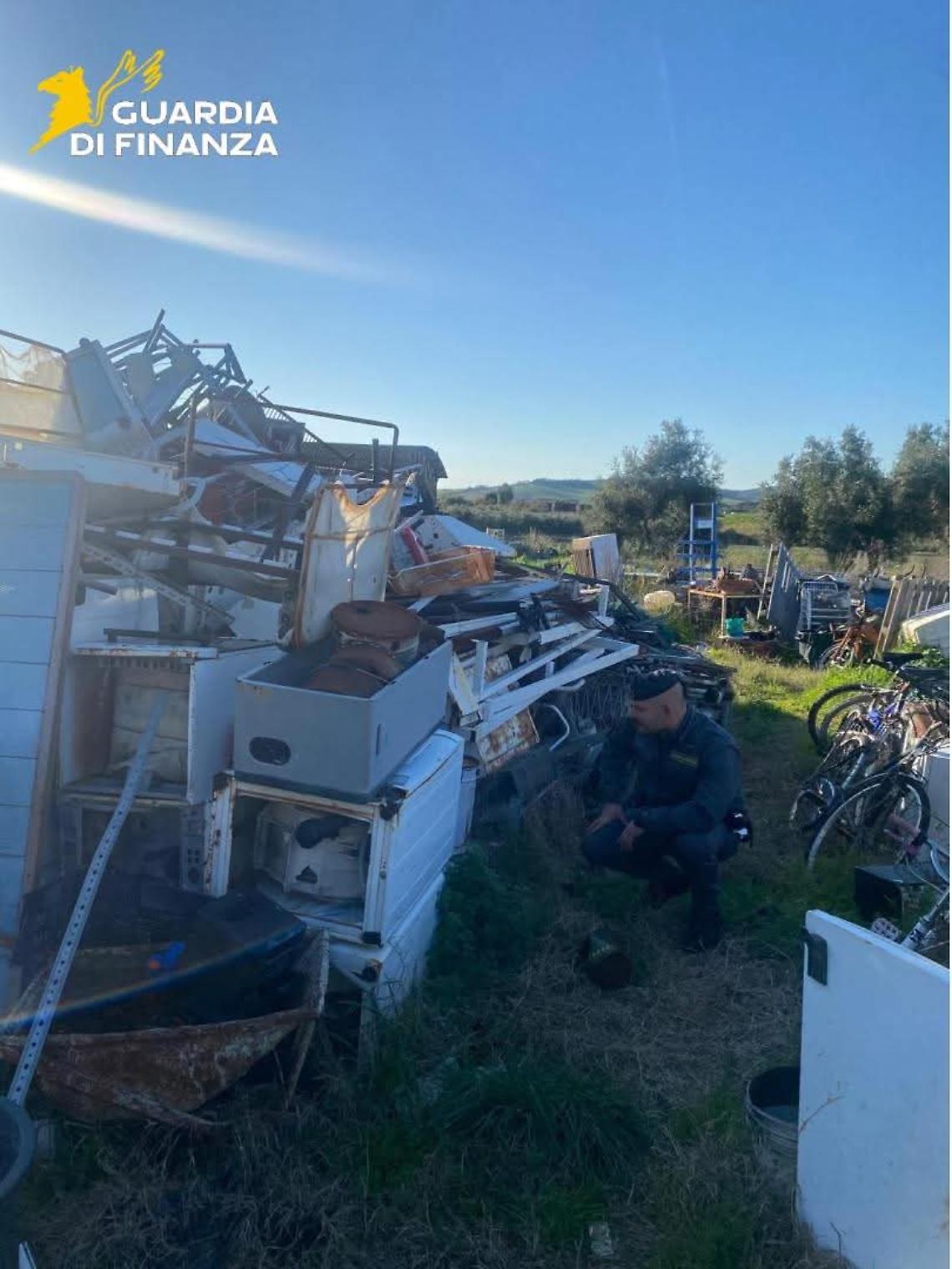 Frigoriferi, batterie e veicoli fuori uso: la scoperta dei finanzieri a Cerveteri