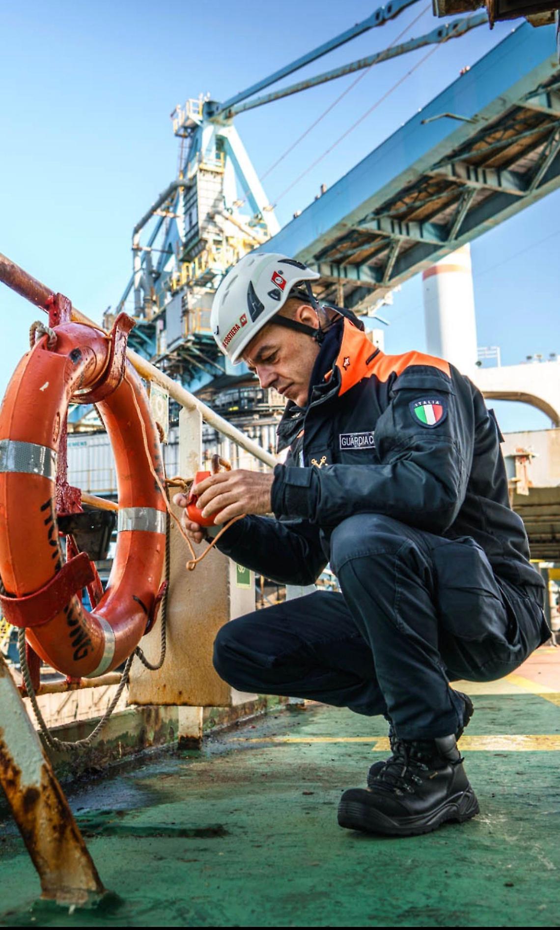 Nave Ro‑Ro fermata in porto dalla Guardia Costiera