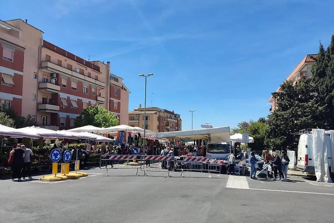 mercatino viale Nenni 