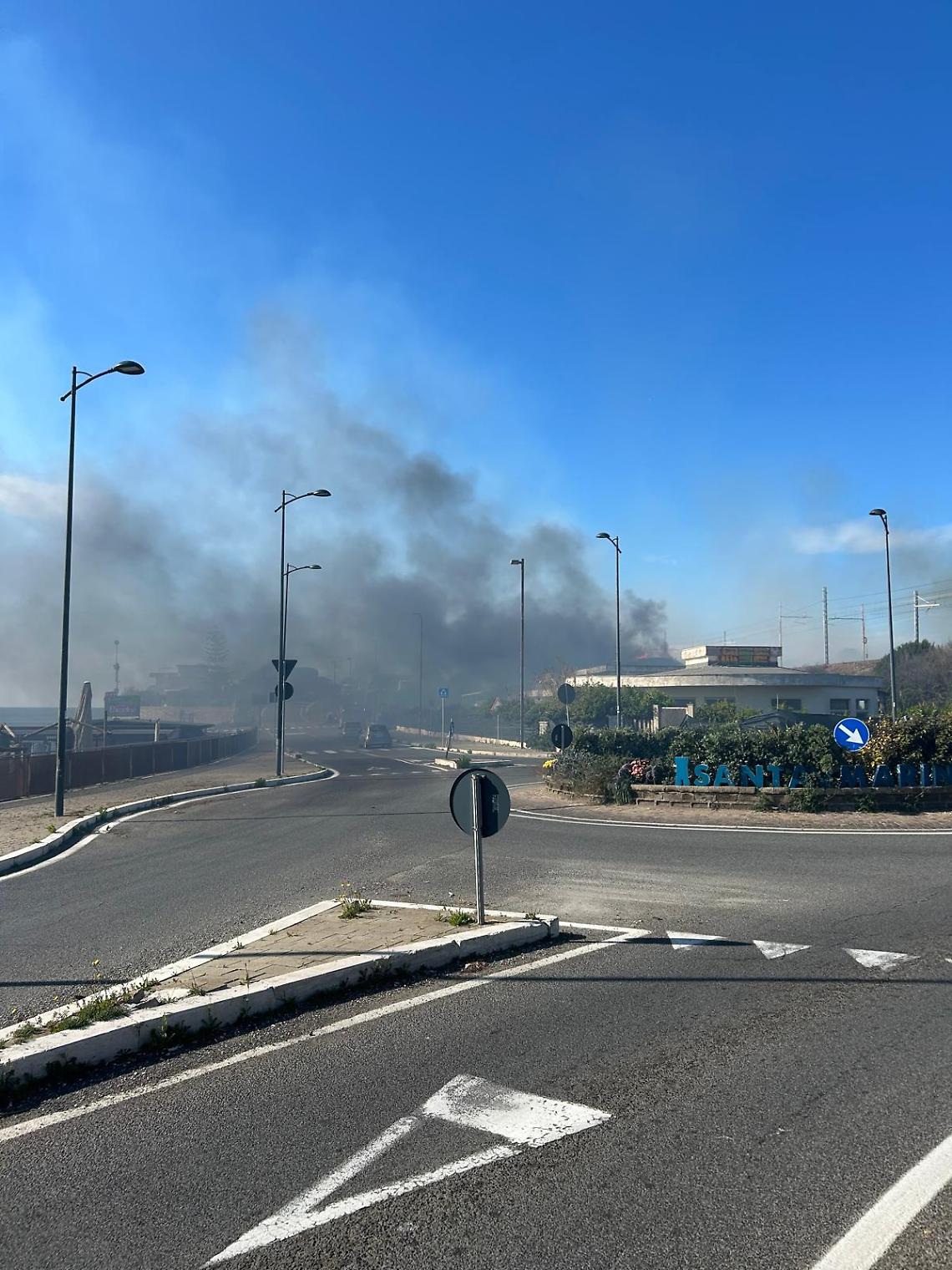  Fiamme nell'ex piscina comunale