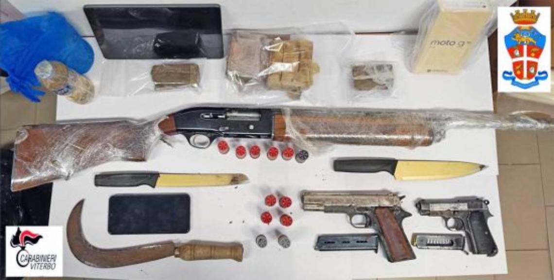 Spaccio nel boschi: trovate droga,  pistole, fucili e armi da taglio