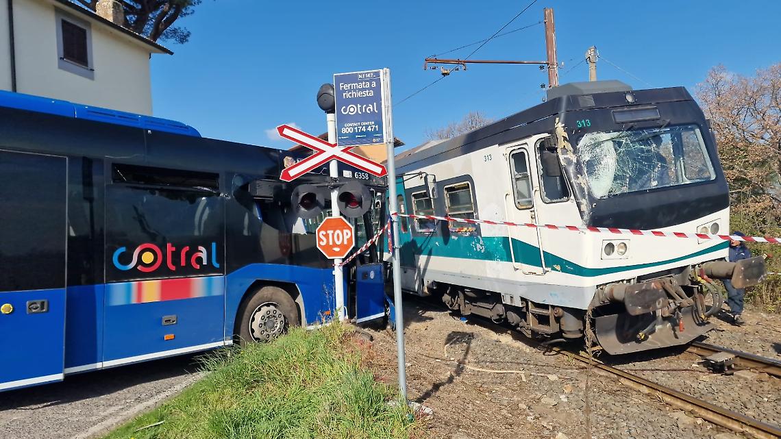 Scontro tra un treno  e un pullman di studenti e pendolari, sfiorata la tragedia