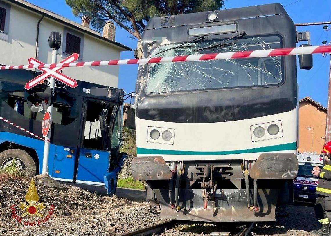 Scontro pullman - treno: aperta una commissione d'inchiesta
