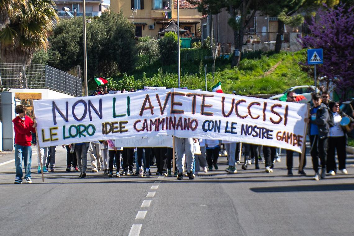 Il corteo dei ragazzi della Don Milani