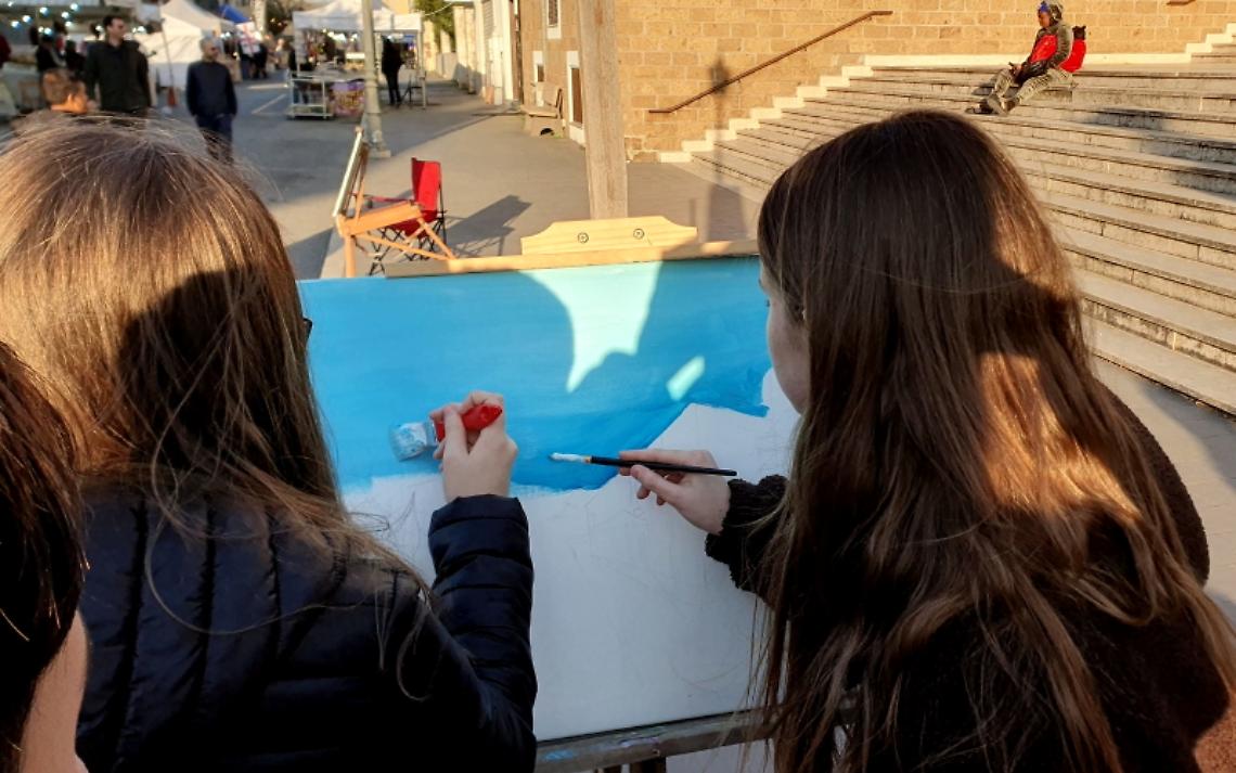 Arte in piazza a Santa Marinella: giovani e cittadini dipingono la chiesa di San Giuseppe