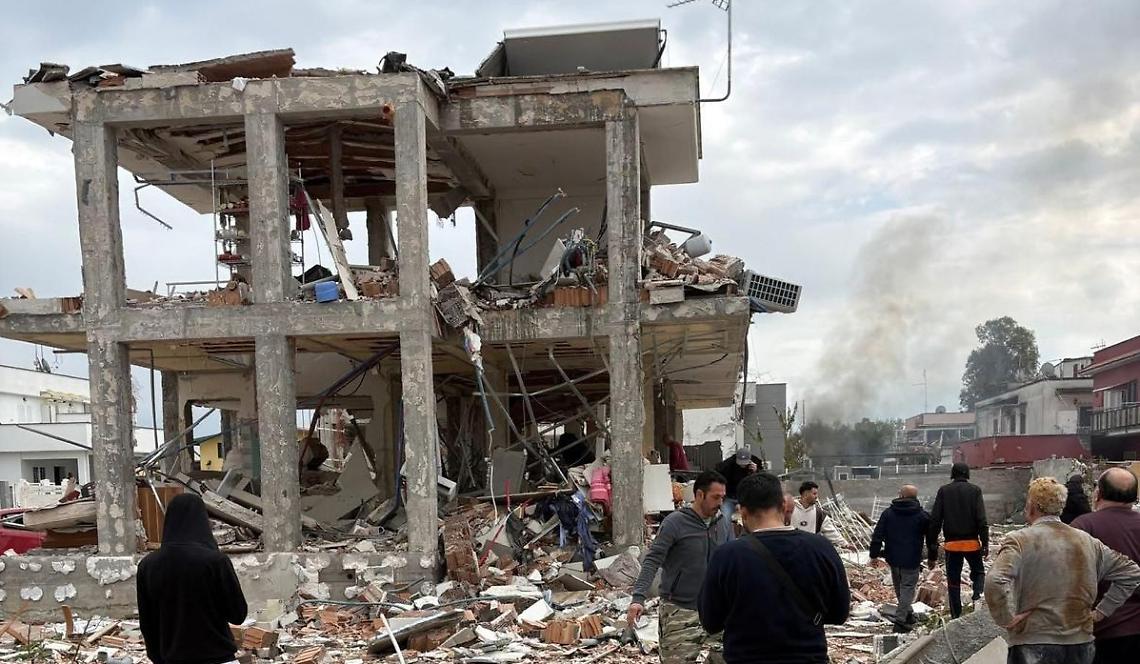 Probabile fuga di gas a Piana del Sole: esplosione e crollo di una palazzina, due feriti gravi e circa 70 evacuati