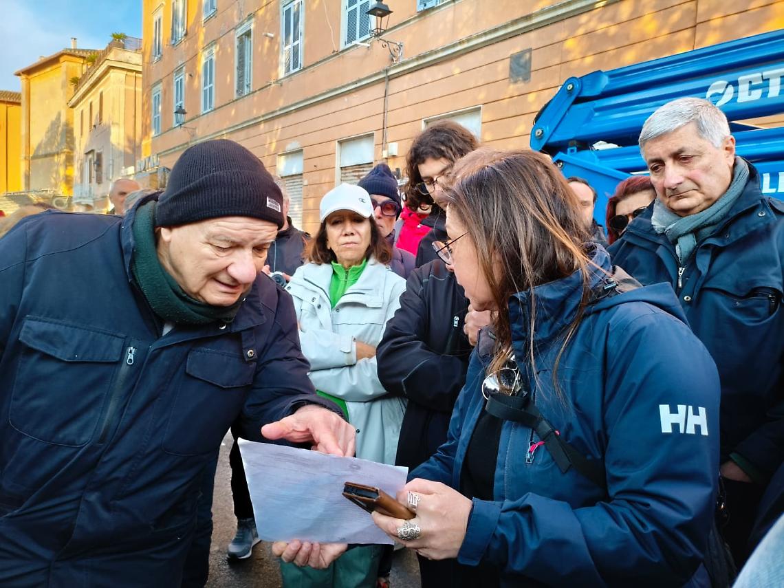 Presidio e tensione in piazza Regina Margherita: cittadini bloccano l'abbattimento dei lecci