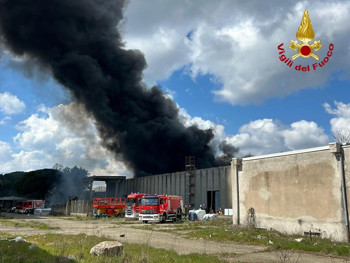 Incendio nello stabilimento dismesso dell'ex Alta Altene