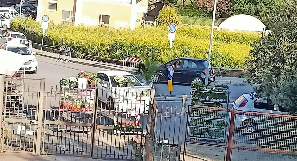 Caos mercatino in via Nenni: proteste per parcheggi selvaggi, rifiuti e viabilit&agrave; bloccata