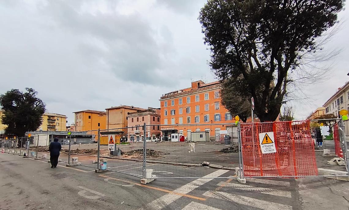 Piazza Regina Margherita, avanti la bonifica tra lavori e polemiche