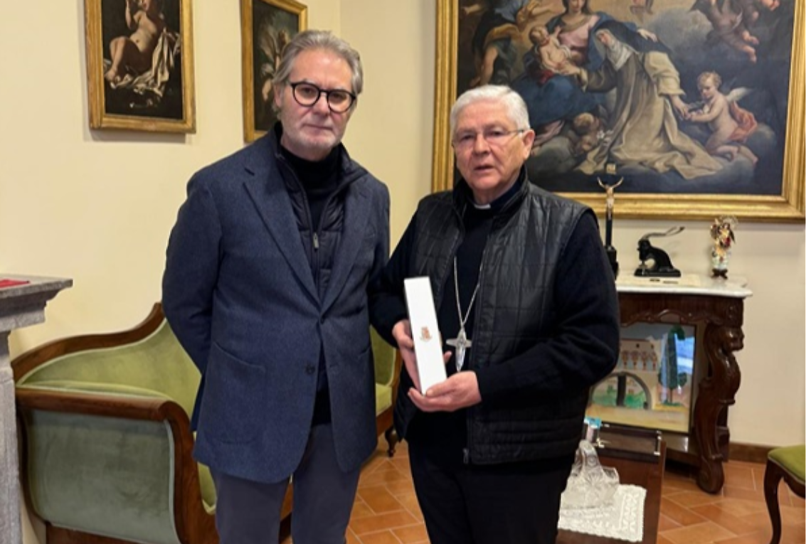 L&rsquo;olio degli ulivi di Capaci consegnato al vescovo Piazza