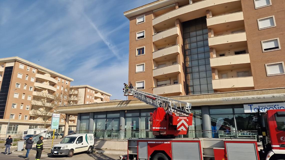 Donna di 55 anni muore dopo essere precipitata dal sesto piano a Viterbo