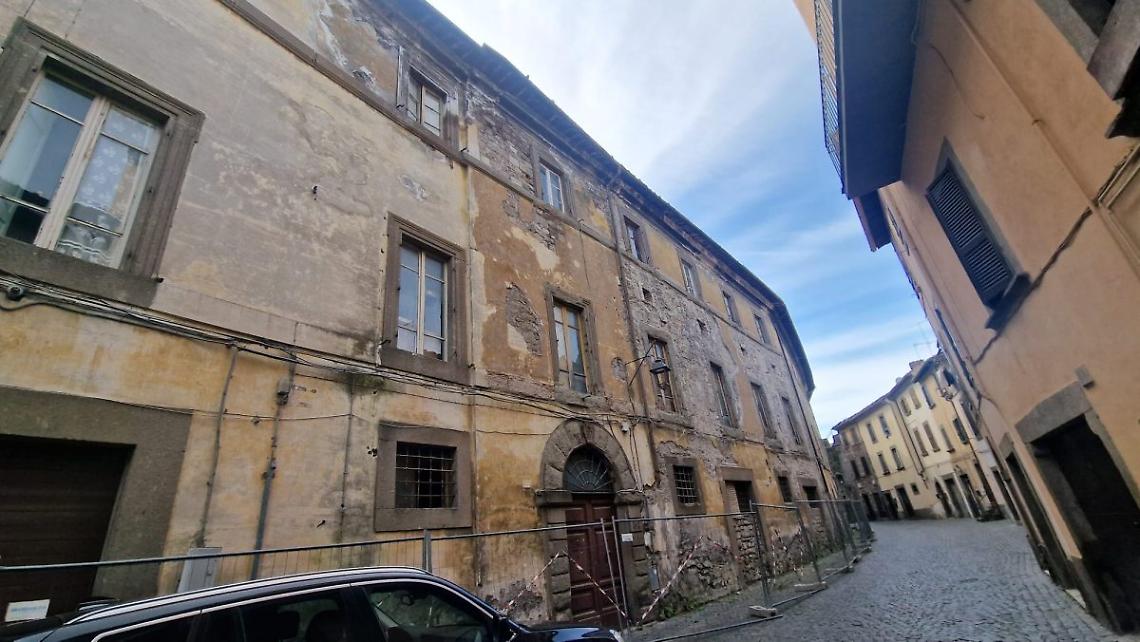 Crollo del tetto di palazzo Donna Olimpia, i cittadini infuriati
