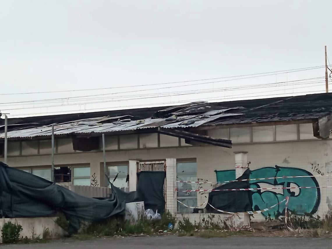 Emergenza ex piscina: tra le raffiche di vento esplode la rabbia dei cittadini