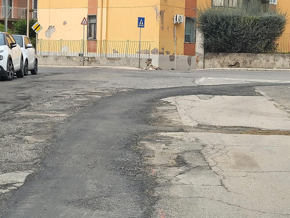 Dopo i cantieri, &egrave; ancora caos: asfalto dissestato, fibra tranciata e tubature danneggiate