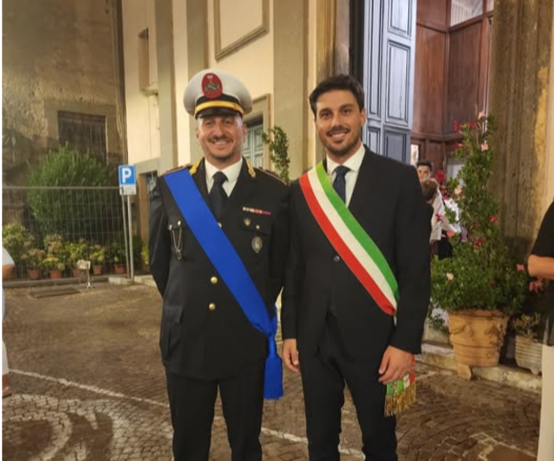 Ferma un'auto senza assicurazione e viene aggredito