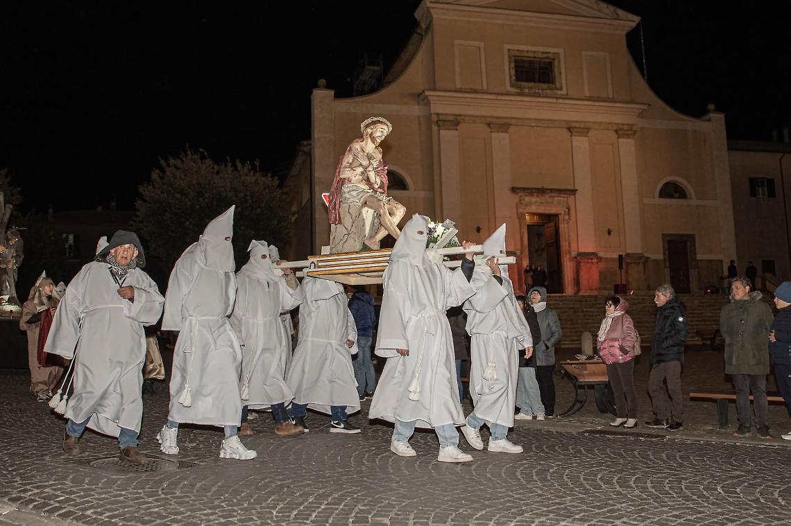 Emozioni e tanta gente alla processione del Cristo Morto 