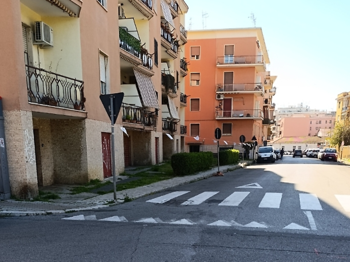Parcheggi spariti tra divieti e lavori fantasma: la protesta di un residente
