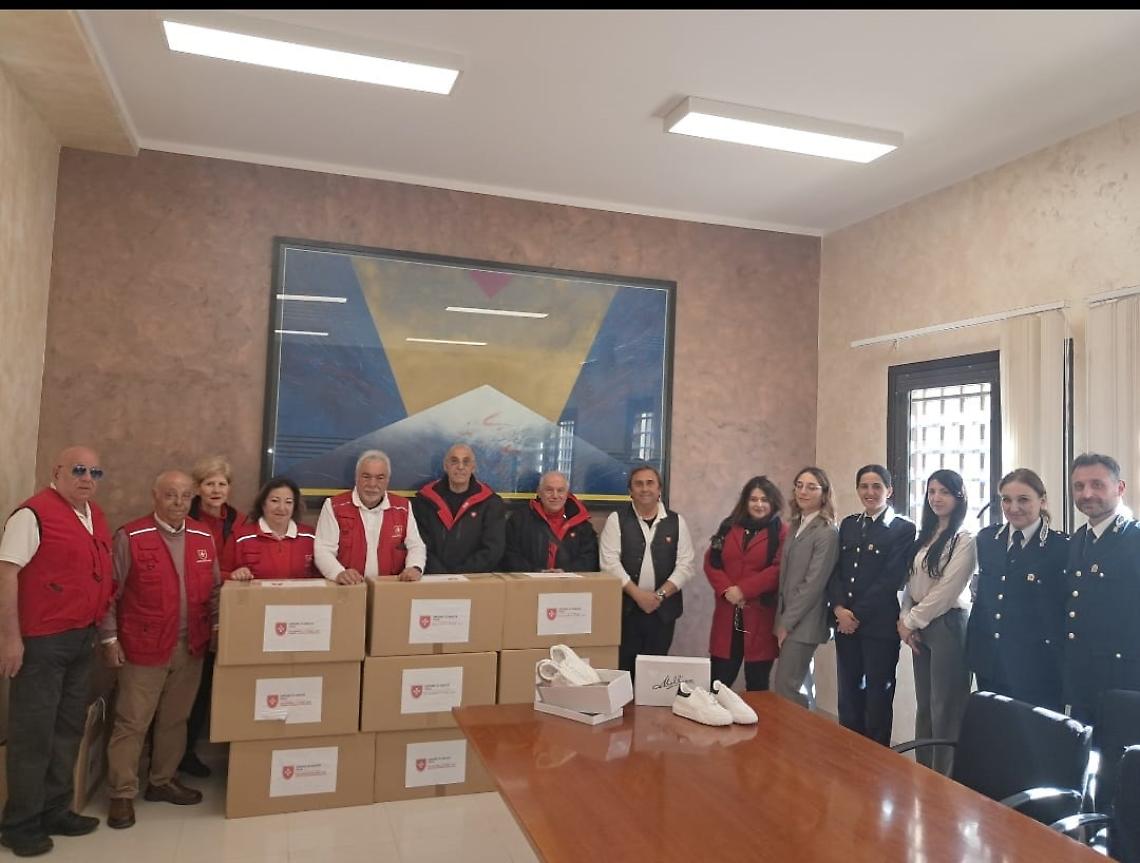 SMOM dona scarpe alle detenute