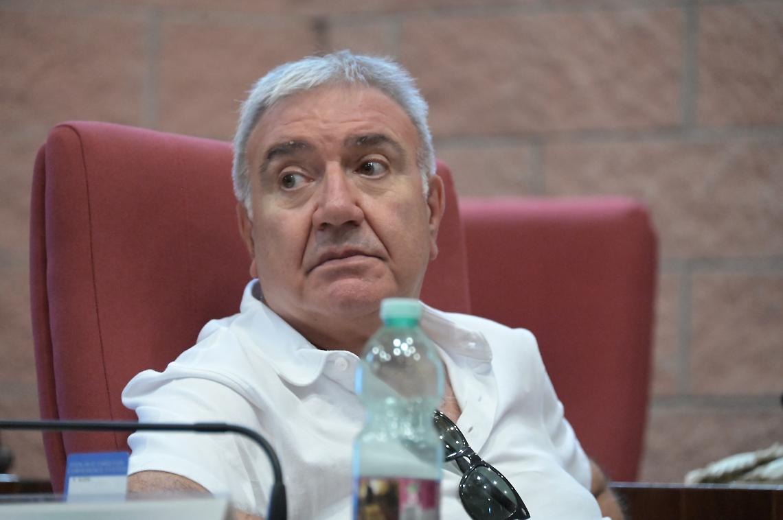 Tensione in maggioranza: Alessi rimette le deleghe su trasporti e personale