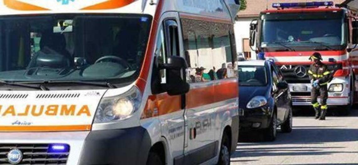 Uomo finisce sotto un trattore, soccorso dai vicini di casa