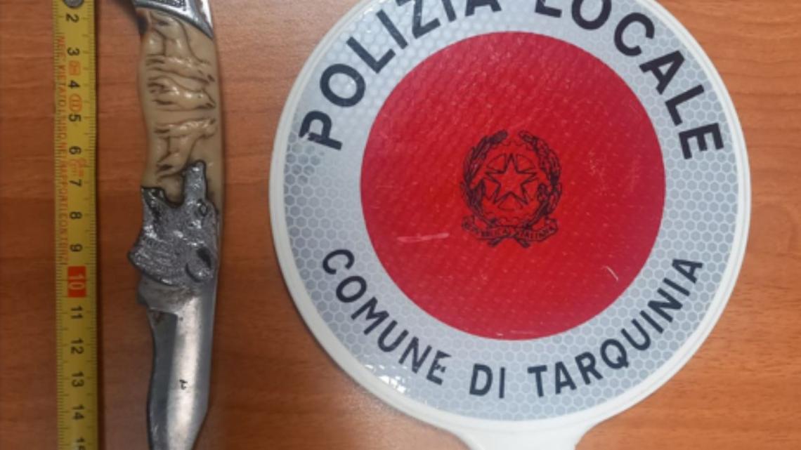 Pugno duro della Polizia locale: fermato con un coltello sul monopattino, tenta di disfarsi dell'arma lanciandola dal cavalcavia