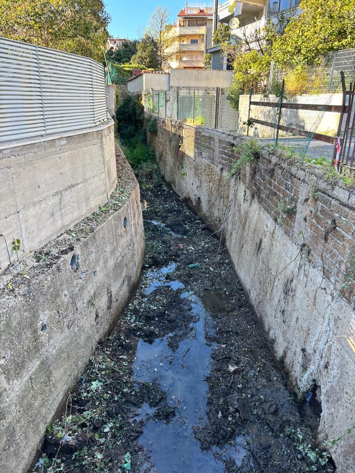 Santa Marinella, via alla pulizia del Fosso di via Monte Cima. Marino: &ldquo;Vittoria dei cittadini sull&rsquo;incuria&rdquo;