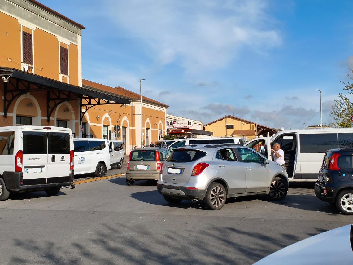 Stazione ferroviaria, il caos &egrave; servito: traffico bloccato e manovre al limite