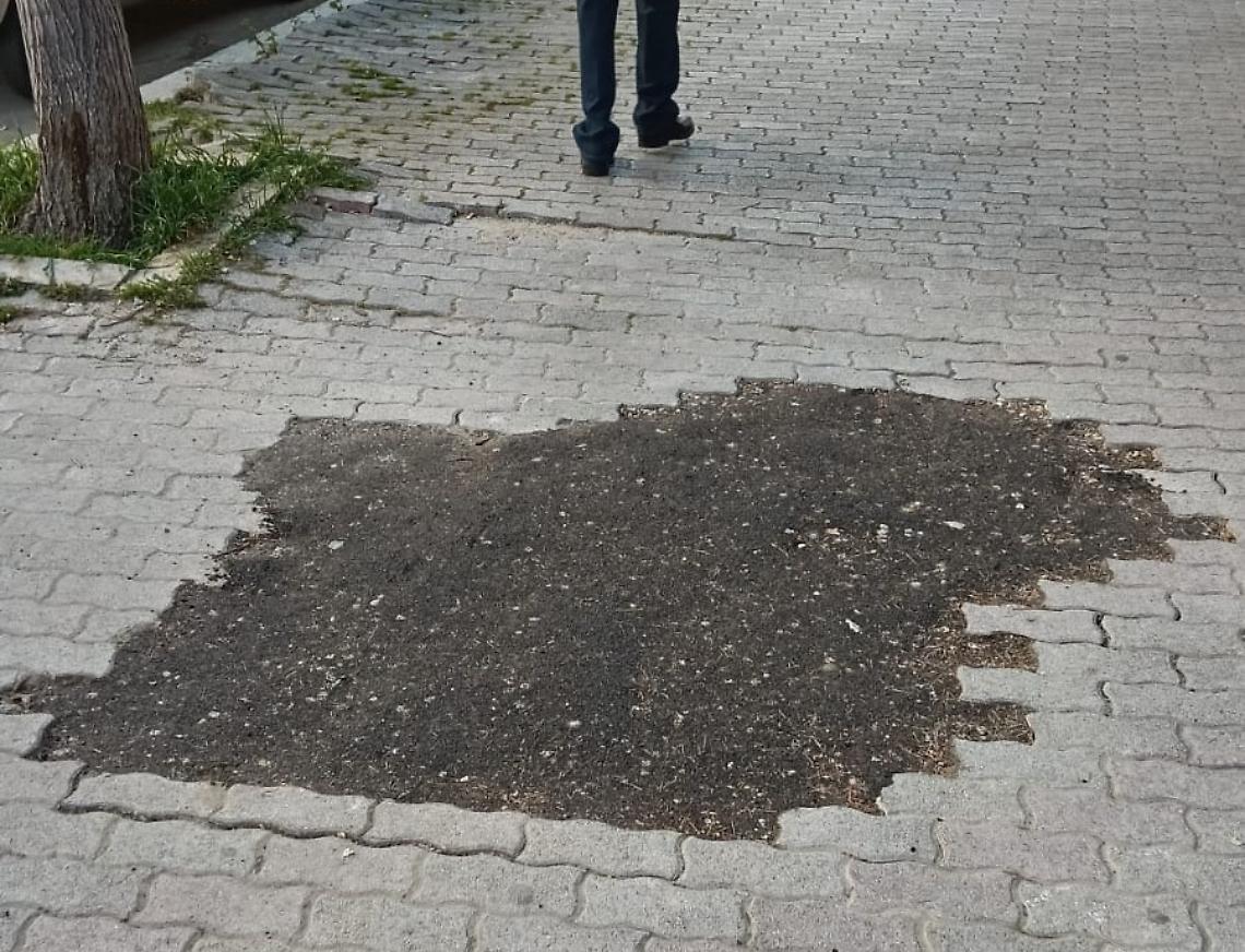Perdita idrica riparata, ma sul marciapiede spunta l'asfalto 