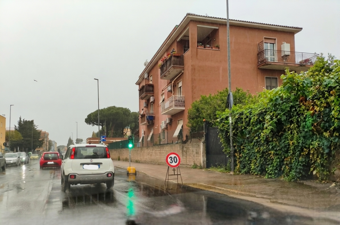 Mediana in tilt sotto la pioggia: caos traffico per il semaforo temporaneo