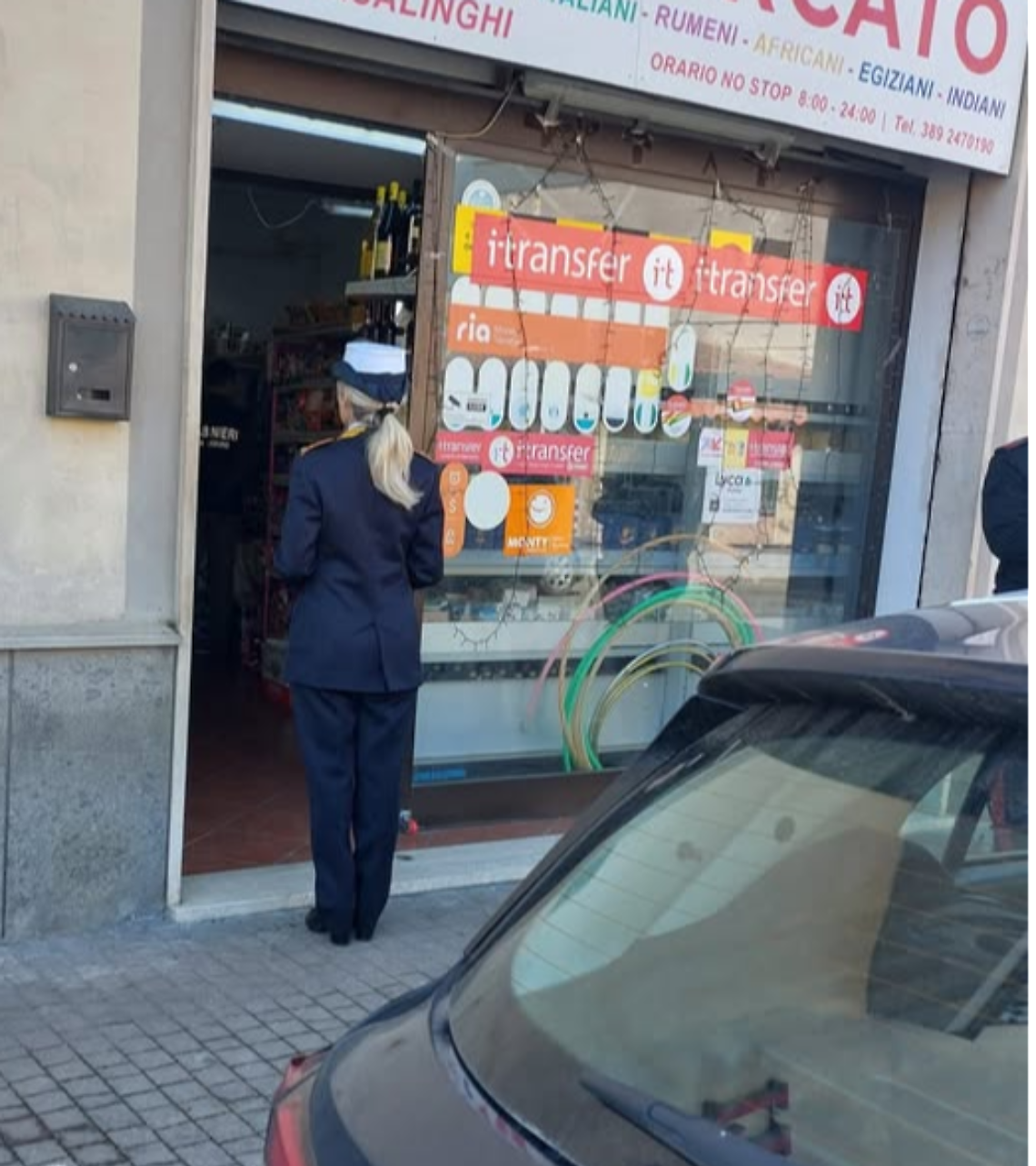Carne scongelata sul marciapiede, chiuso il minimarket