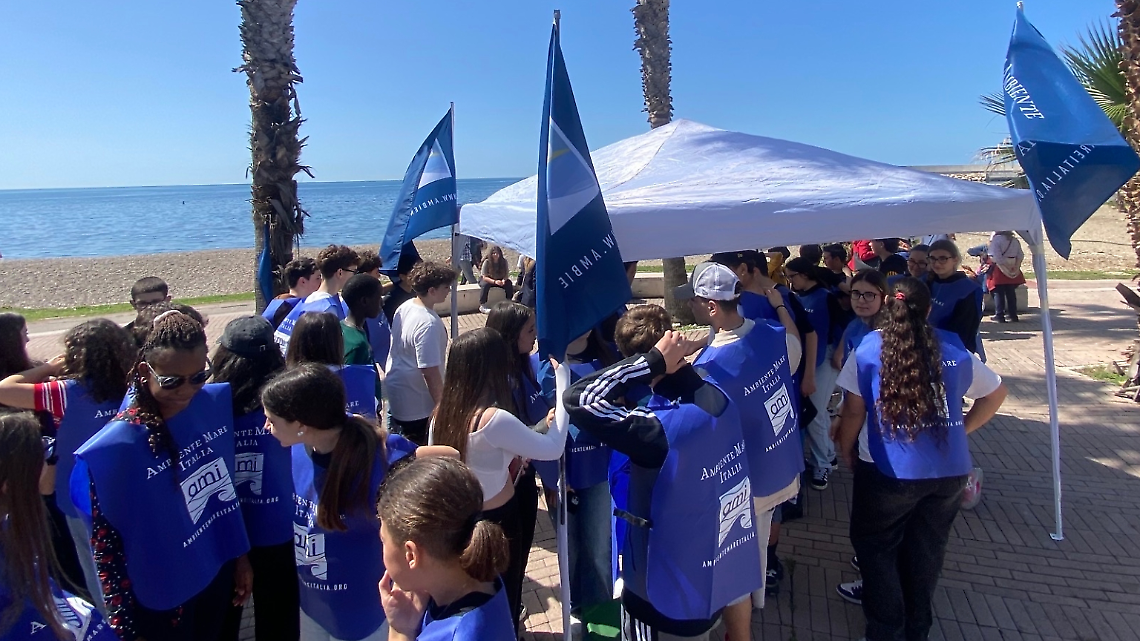 Lezione di ecologia in spiaggia: 60 studenti puliscono il litorale