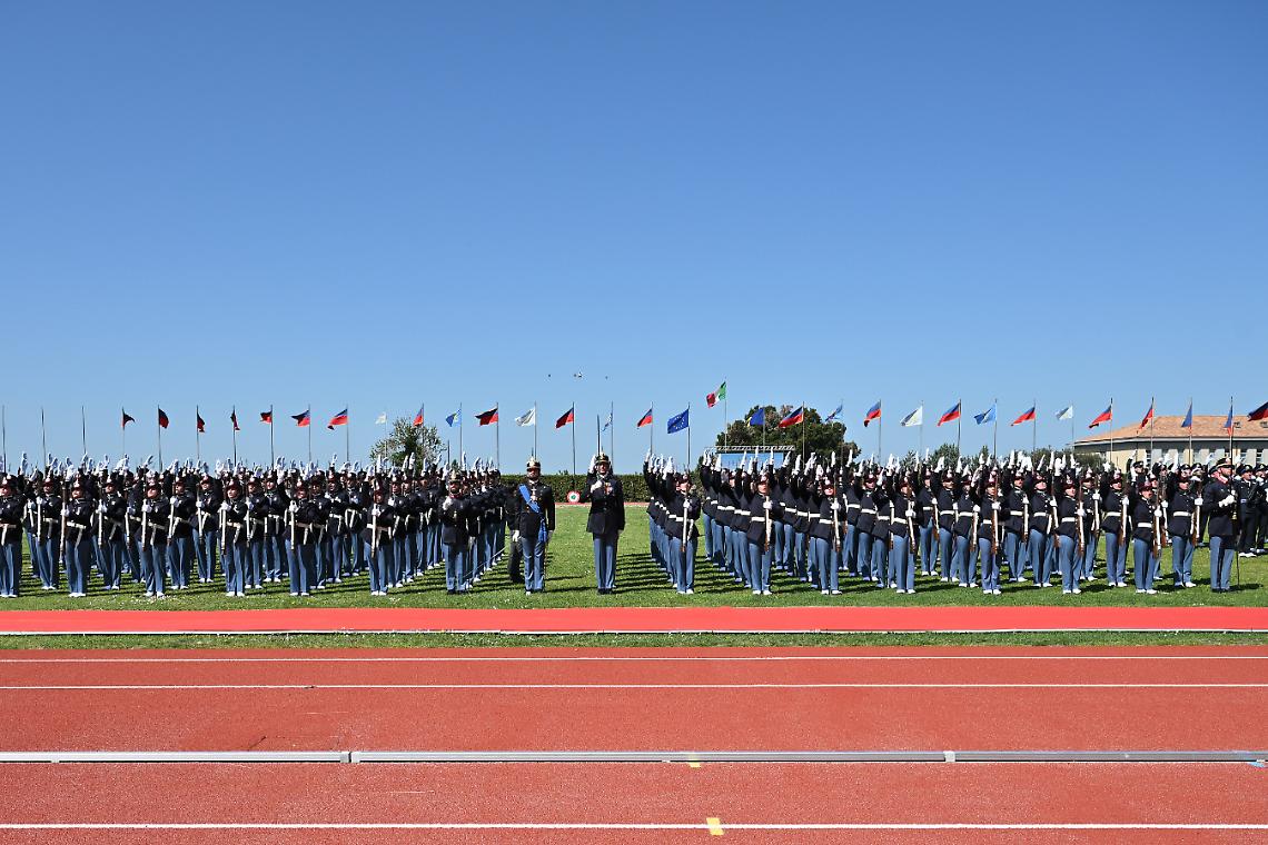 Gli allievi marescialli di Esercito e Aeronautica hanno giurato