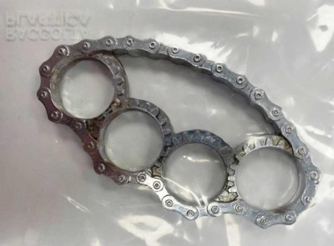 Aggredisce una donna in centro con calci e sputi