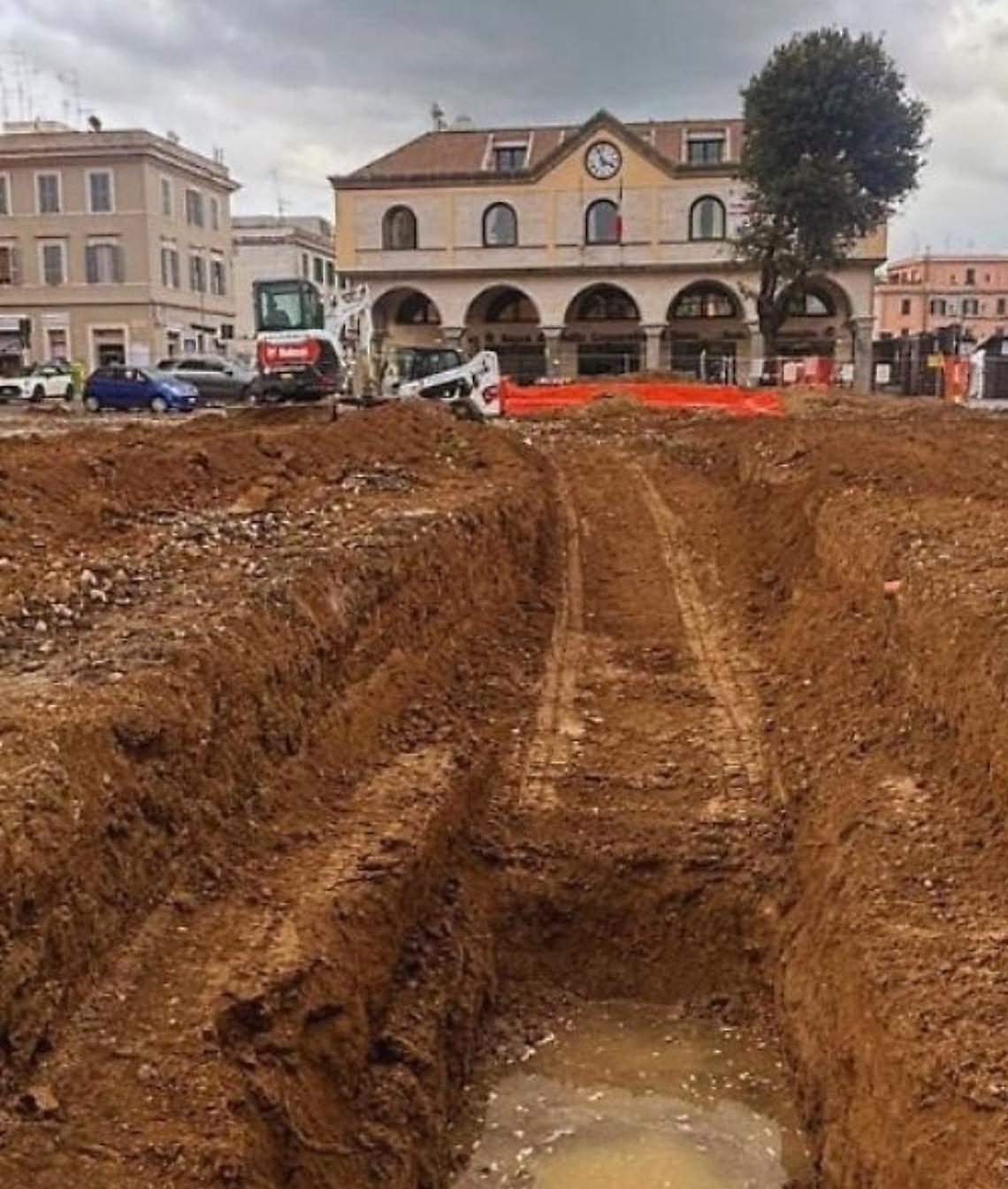 Spaccatura sugli scavi a piazza Regina Margherita