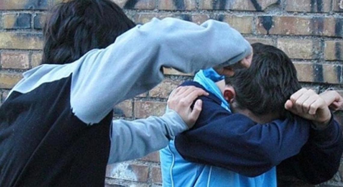 Minaccia e aggredisce un coetano in classe, minorenne ammonito per bullismo