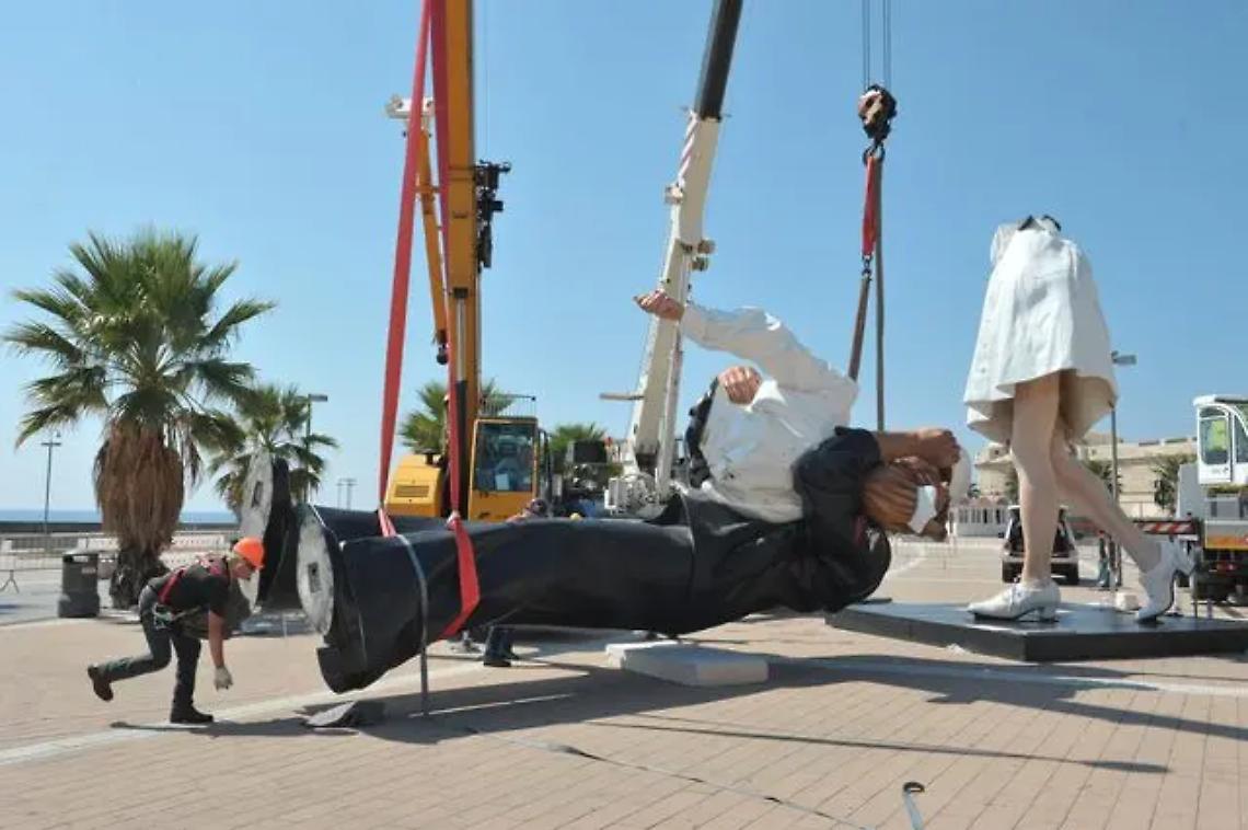 Statua del Bacio, scoppia la polemica. Ma pu&ograve; davvero tornare?