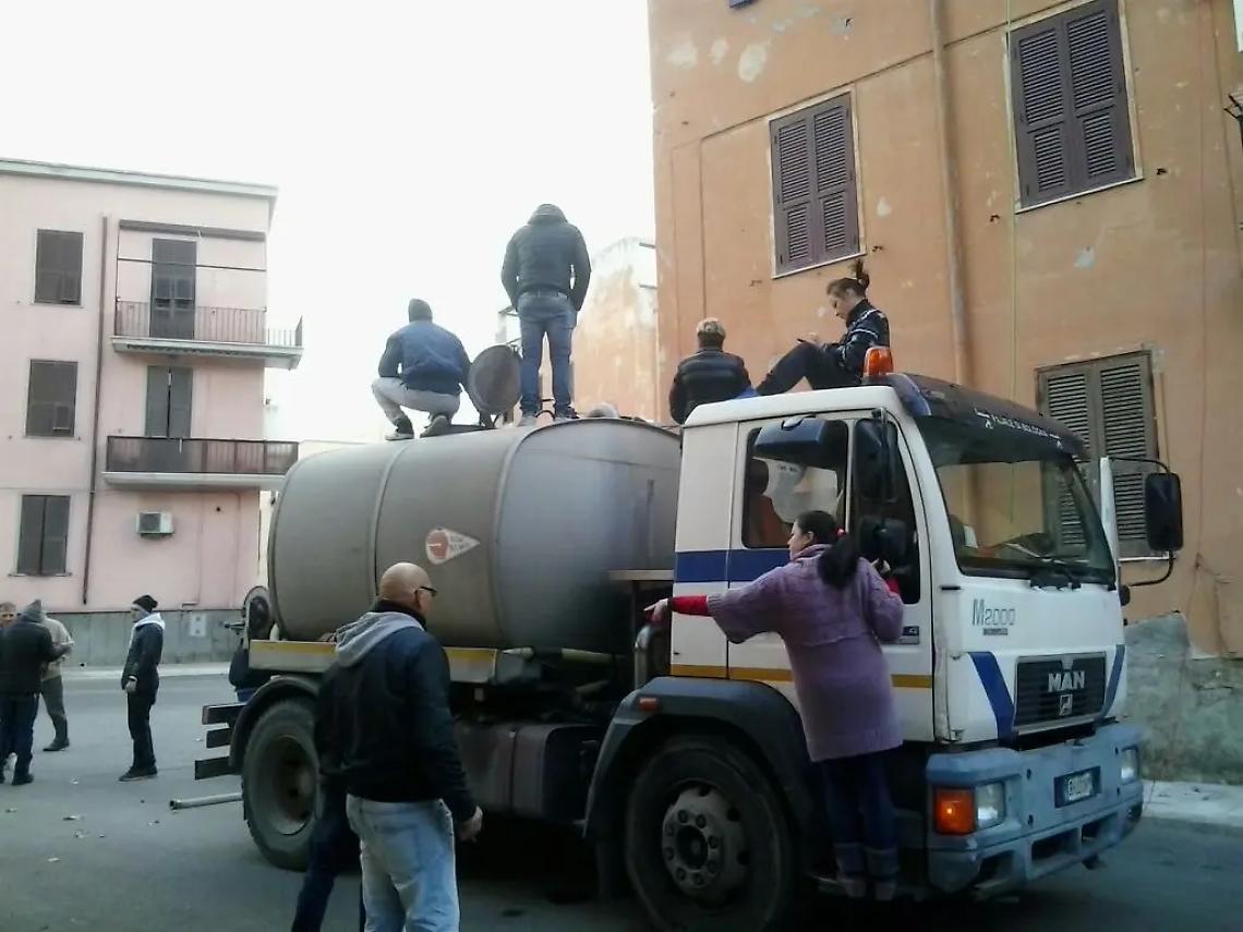 Piazzale Torraca ancora a secco: i cittadini bloccano un'autobotte